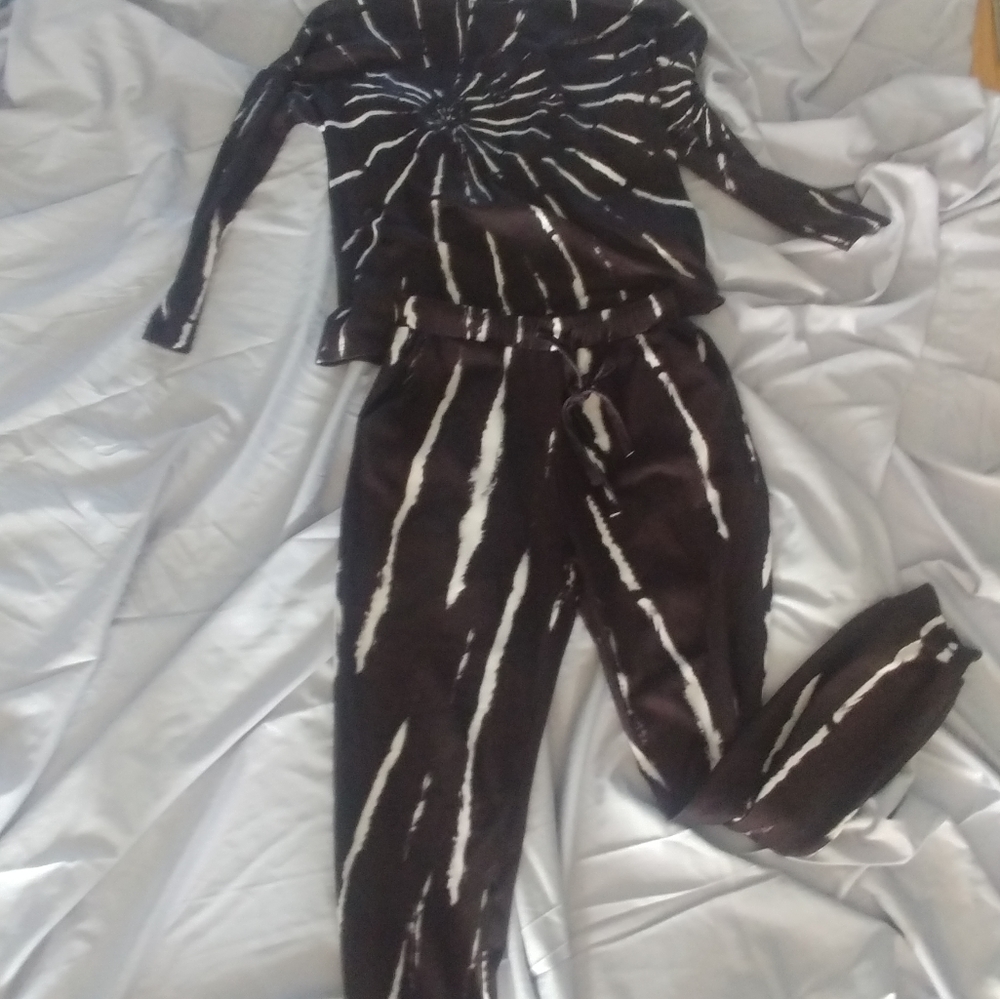 NWT Black & White 2 pc set